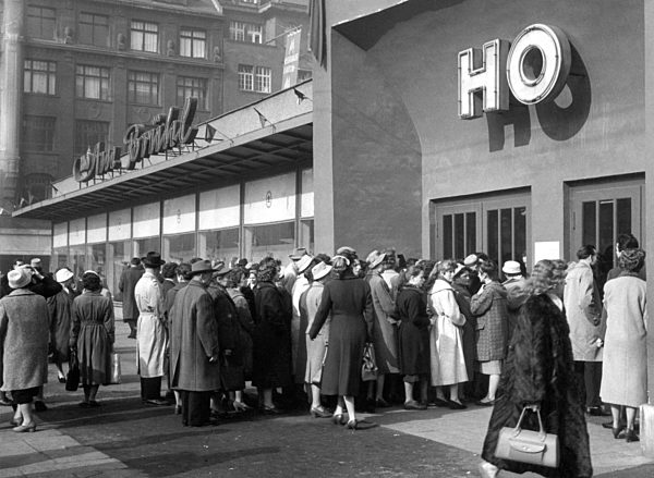 Queue in front of shops during Leipzig Spring Fair