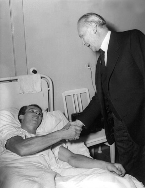 Kanzler Adenauer besucht Verletzte des 17. Juni