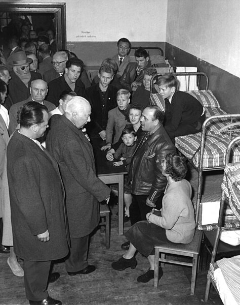 Bundespräsident Heuss besucht Flüchtlingslager in Berlin