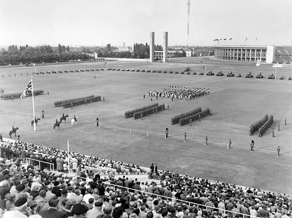 Britische Geburtstagsparade zu Ehren der Königin in Berlin 1954