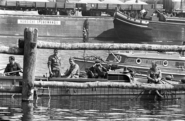 Wassersperren in der Spree in Berlin 1963