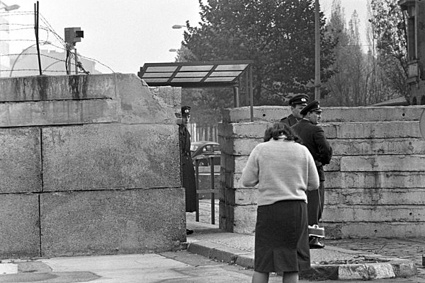 Fernsehkamera auf der Berliner Mauer