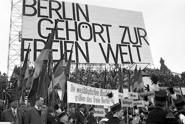 500 000 Westberliner kamen zur Maikundgebung auf den Platz der Republik