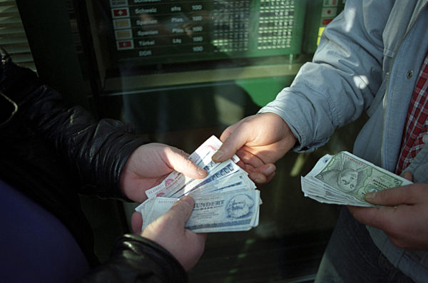 Berliner Mauer - Mauerfall - Geldumtausch