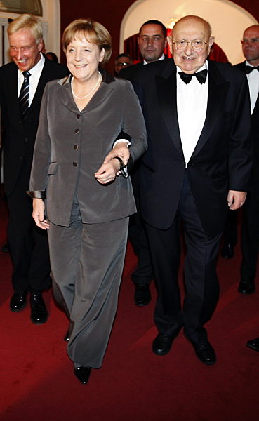 Bundeskanzlerin Angela Merkel (CDU) geht am Freitag (09.05...