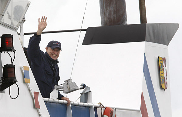 Bundespräsident Horst Köhler winkt am Mittwoch (16.07...