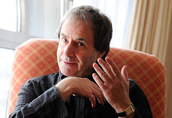 Der irische Sänger und Komponist Chris de Burgh sitzt am Mittwoch (08.10...
