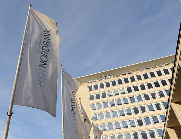 Fahnen mit dem Logo der HSH Nordbank wehen am Dienstag (24.02...