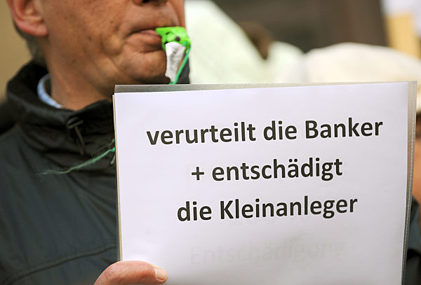 Ein Anleger, der in Zertifikate der US-Bank Lehman Brothers investiert hat...