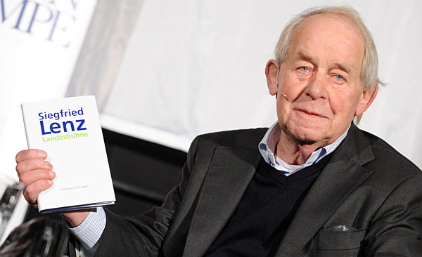 Schriftsteller Siegfried Lenz hält am Mittwoch (16.09...