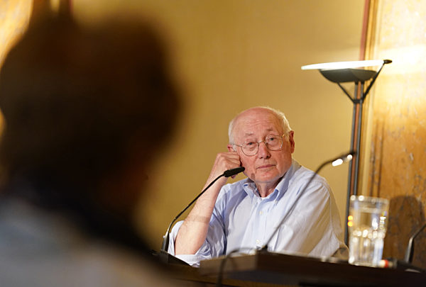 Stefan Aust stellt Autobiografie "Zeitreise" vor