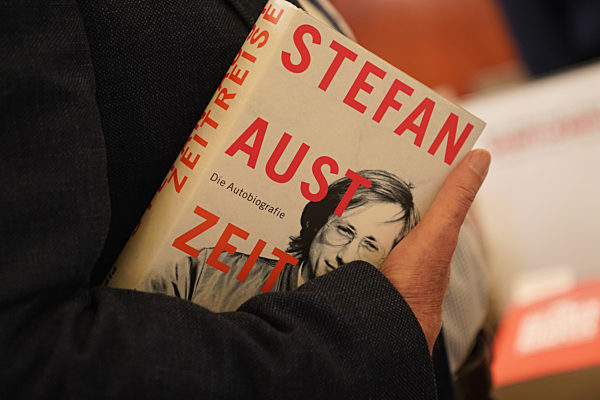 Stefan Aust stellt Autobiografie "Zeitreise" vor