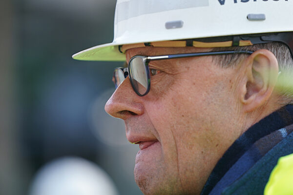 CDU-Chef Merz besucht Aurubis-Werk