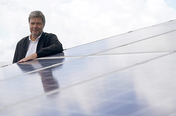 Bundeswirtschaftsminister Habeck besucht Solarpark
