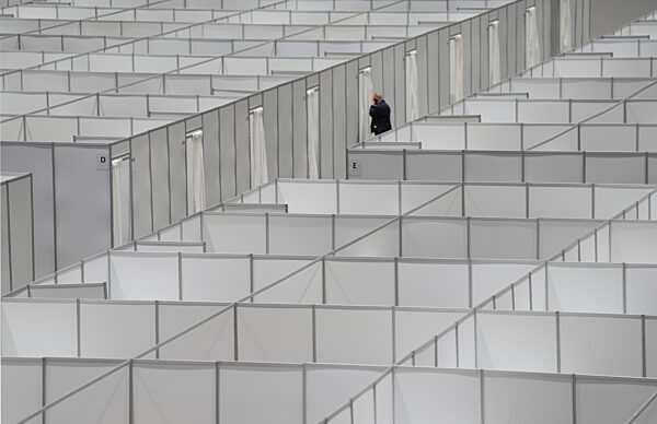 Notunterkunft für Flüchtlinge in Messehallen