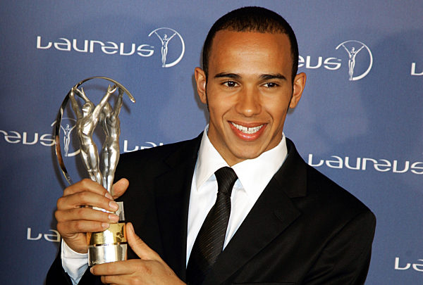 Der britische Formel-1-Rennfahrer Lewis Hamilton hält am Montag (18.02...