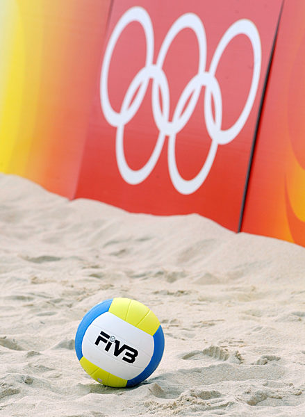 Ein Beachvolleyball liegt am Donnerstag (31.07...