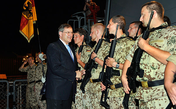 Jung besucht Marine-Soldaten in Dschibuti