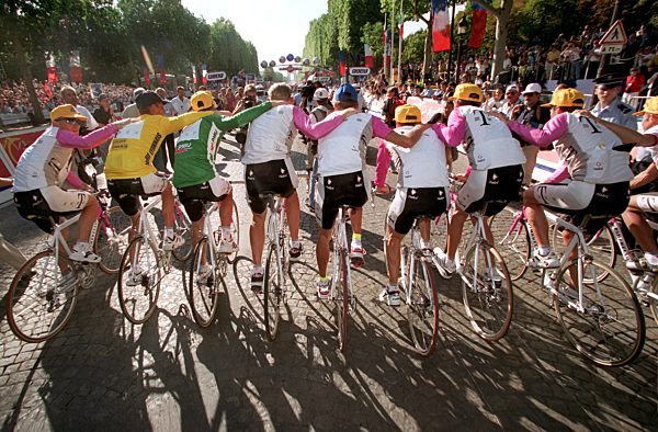 Rad: Jan Ullrich in Gelb und das Telekom-Team