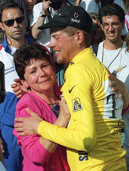 Rad: Jan Ullrich wird von seiner Mutter umarmt