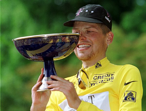 Rad: Jan Ullrich mit der Tour de France-Trophäe