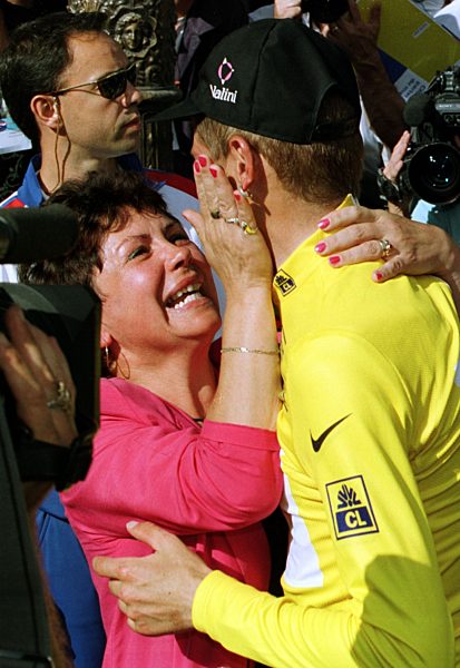 Rad: Jan Ullrich in Gelb wird von der Mutter umarmt