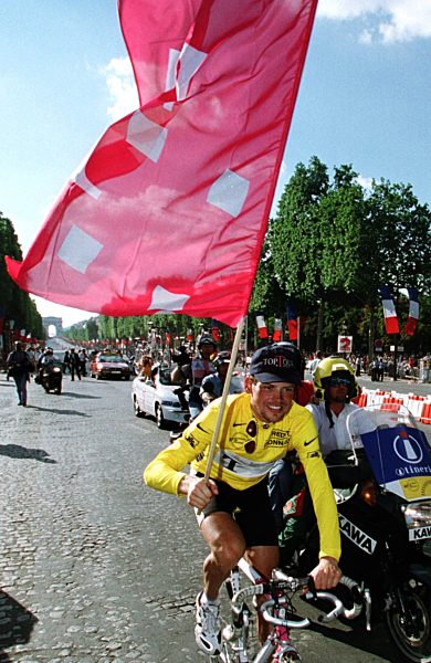Rad: Jan Ullrich mit der Telekom-Fahne in Paris