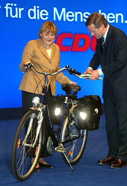 Merkel bekommt beim CDU-Bundesparteitag ein Fahrrad
