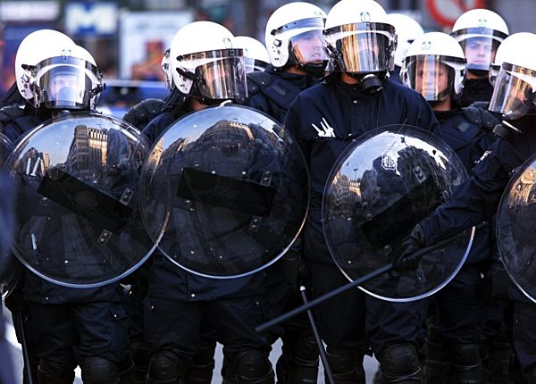 Fußball-EM 2000: Krawalle - Polizisten in Brüssel