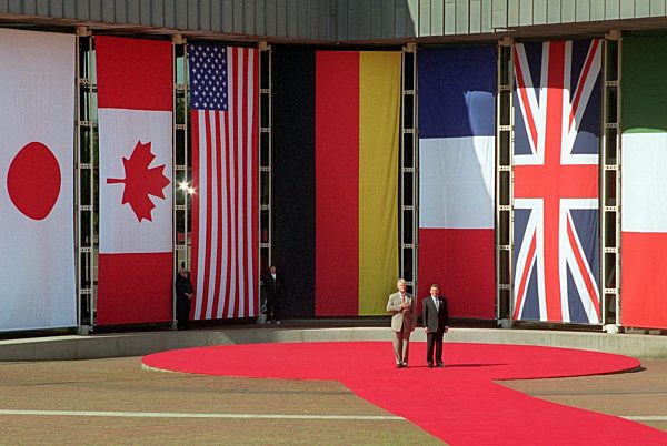 G-8-Gipfel: Clinton und Schröder mit Flaggen