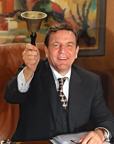 Erste Kabinettssitzung: Schröder mit Glocke
