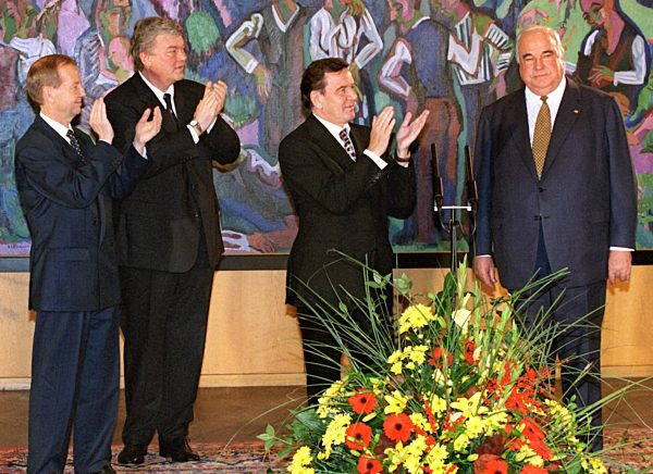 Handing-over of office: Bohl, Hombach, Schröder and Kohl