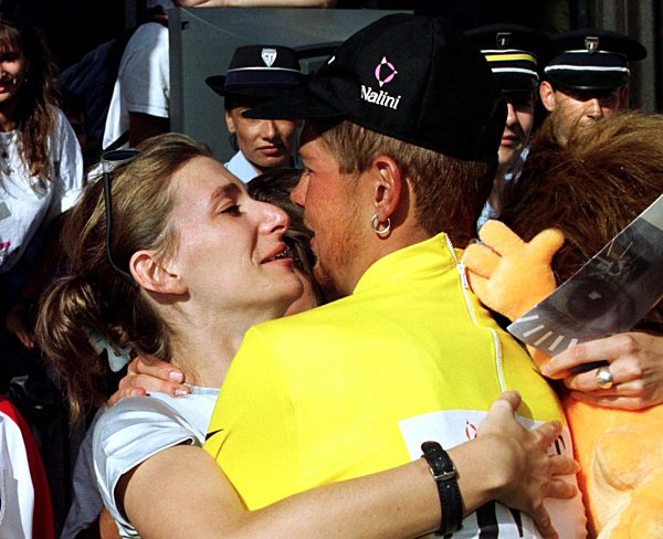 Jan Ullrich gewinnt als erster Deutscher die Tour de France