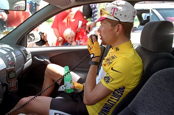 Jan Ullrich gewinnt als erster Deutscher die Tour de France