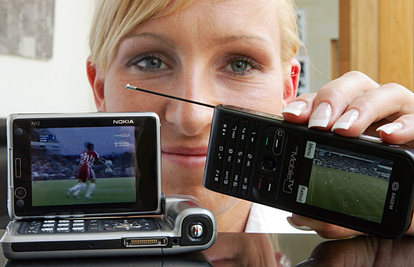 Anke Kunzel von der Vodafone Kundenbetreuung zeigt am Donnerstag (08.06...