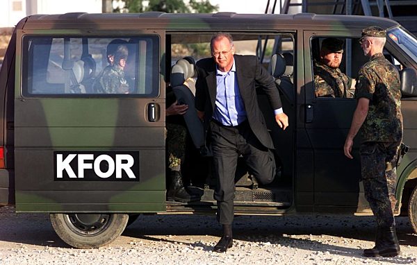 Scharping besucht deutsche Soldaten in Mazedonien