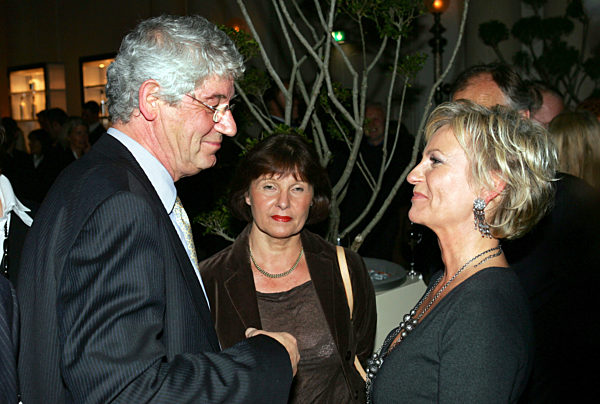 Moderatorin Sabine Christiansen (r) unterhält sich mit dpa-Chefredakteur...