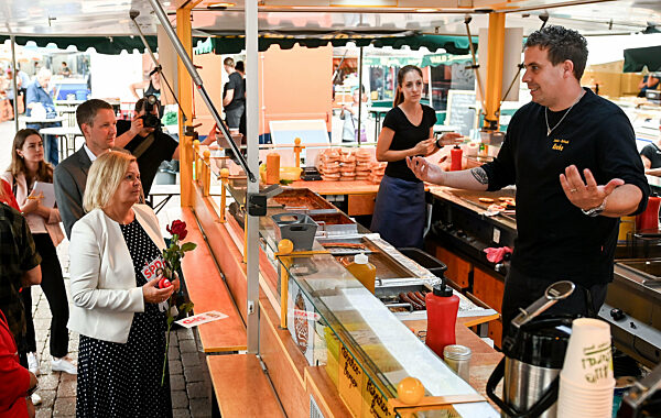 Lokal Hanau Nancy Faeser auf dem Wochenmarkt