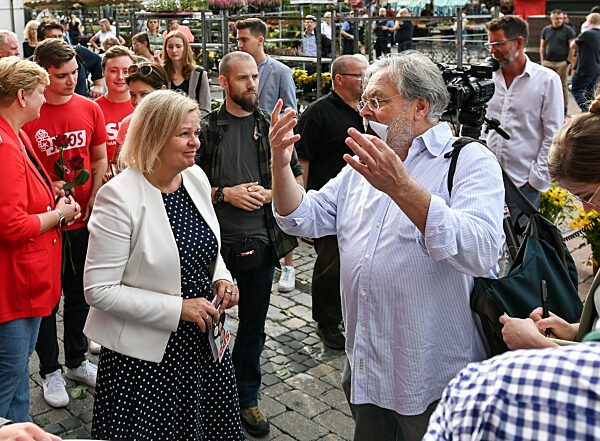 Lokal Hanau Nancy Faeser auf dem Wochenmarkt