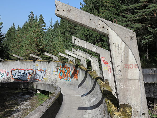 Kriegszerstörte Rodel-Olympiabahn in Sarajevo