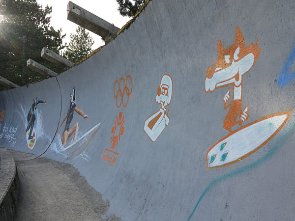 Kriegszerstörte Rodel-Olympiabahn in Sarajevo