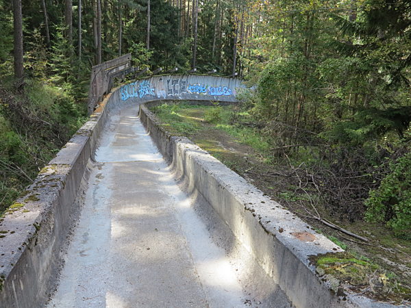 Kriegszerstörte Rodel-Olympiabahn in Sarajevo