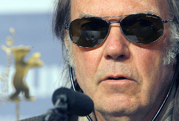 Der kanadische Sänger und Regisseur Neil Young stellt sich am Freitag (08.02...