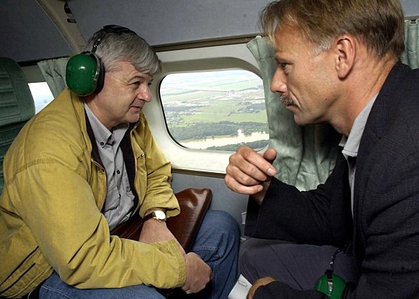 Hochwasser: Joschka Fischer und Jürgen Trittin in Dessau