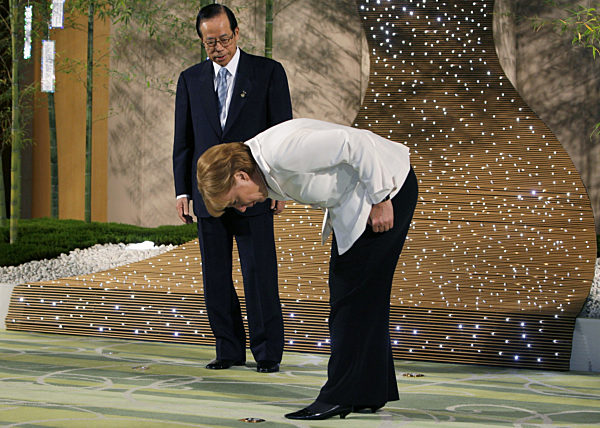 G8-Gipfel - Merkel und die Steckdose