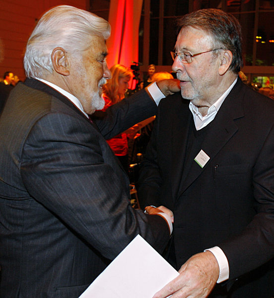 Schauspieler Günter Lamprecht (r) unterhält sich am Montag (29.09...