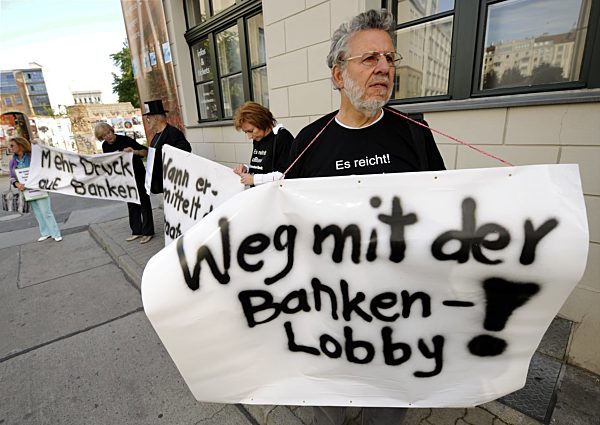 Geschädigte der Pleite des US Bankhauses Lehman-Brothers halten am Mittwoch...