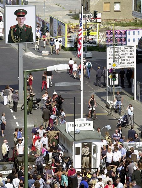 Mauermuseum eröffnet Kontrollposten am Checkpoint Charlie