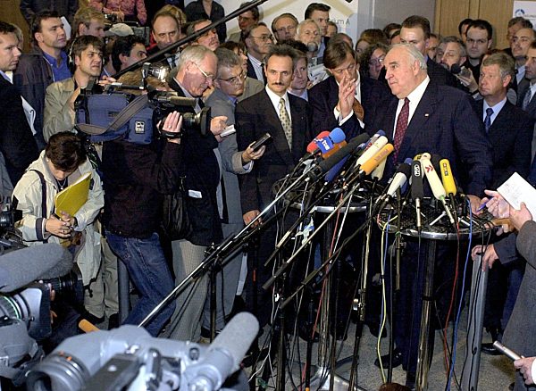Former chancellor Kohl in front of media