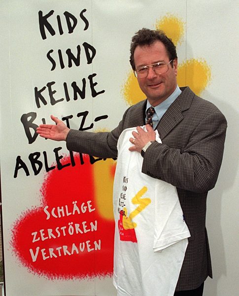 Kinkel zeigt Signet der Kinderschutzaktion